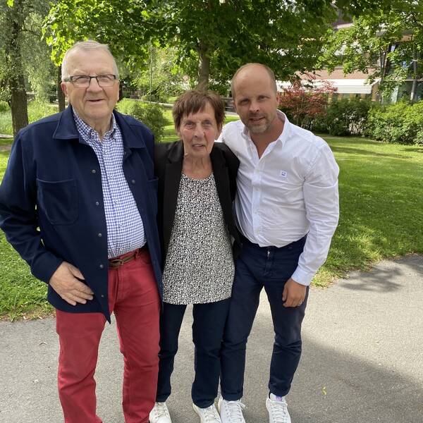 Malin Lindströms pappa, mamma och storebror står utanför Tingsrätten i Sundsvall och ser lättade efter sista rättegångsdagen