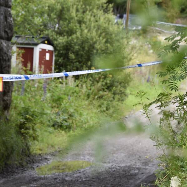 polistejp och skylt om avspärrat område vid uppfart till en fastighet