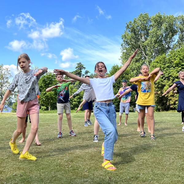 Barn som dansar i grupp.