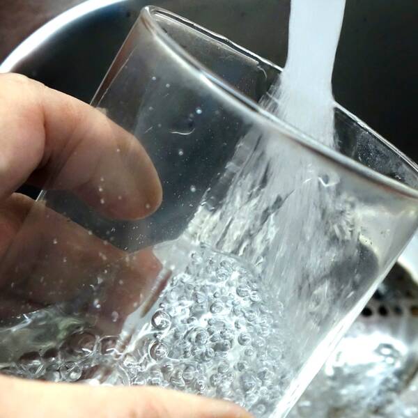 Glas som fylls på med kranvatten.
