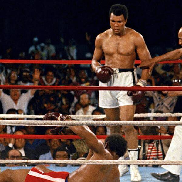 Muhammad Ali fick George Foreman på fall i ”Rumble of the Jungle”. Nu har mästarbältet från matchen sålts. Arkivbild.