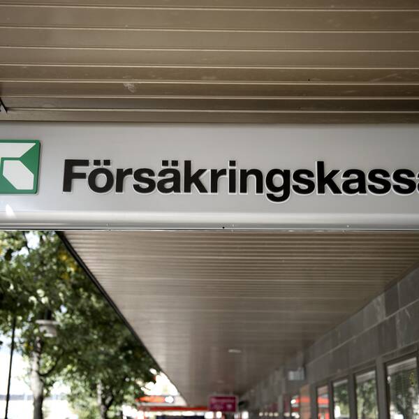 En avlång skylt där det står Försäkringskassan med tillhörande symbol.