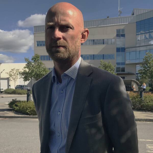Åklagare Niklas Jeppson står utanför polishuset i Umeå.