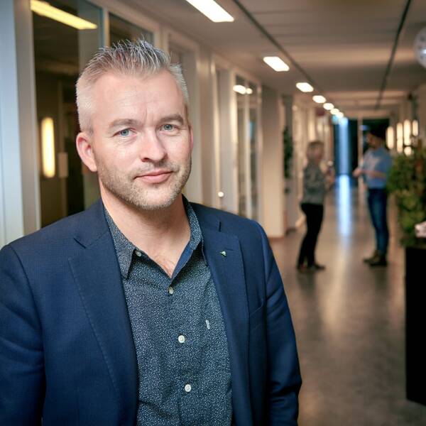 bild på en man i en sjukhuskorridor. 