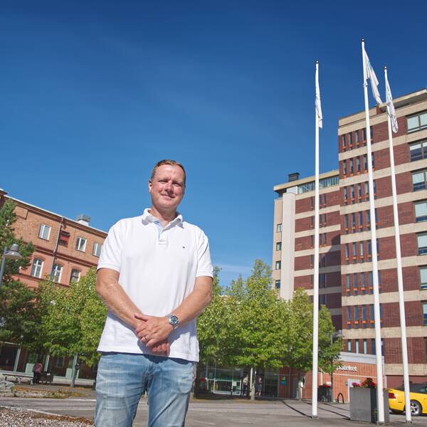 Magnus Busk, programchef för Framtidsbygget, framför huvudentrén på Gävle sjukhus där en ny sex våningar hög byggnad med helikopterplatta på taket är en del av projektet.