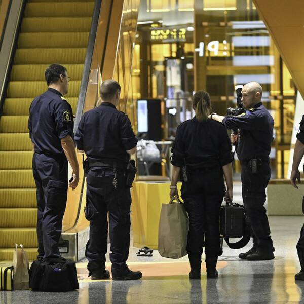 Poliser stående inne på Emporia efter dödsskjutningen.