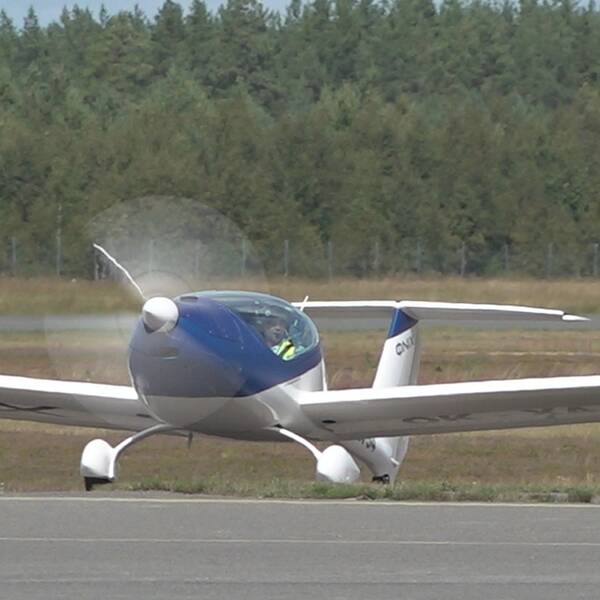 Elflyg landar på Jönköpings flygplats.