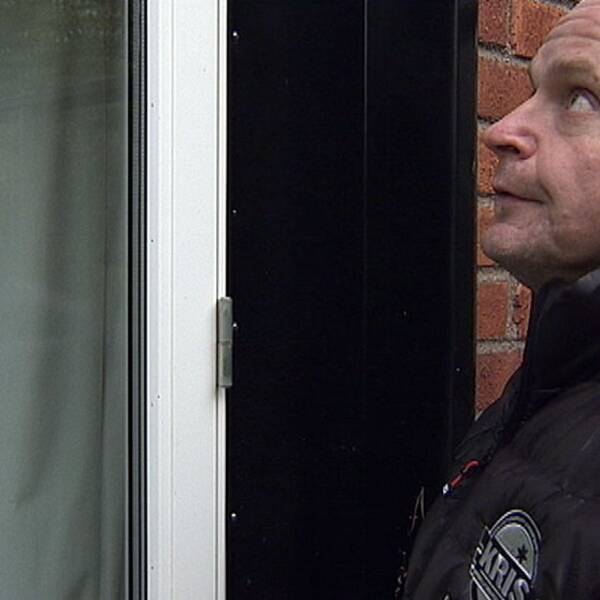 Den tidigare inbrottstjuven Sven Lönn visar hur lätt det är att ta sig in i ett hus. Foto: SVT