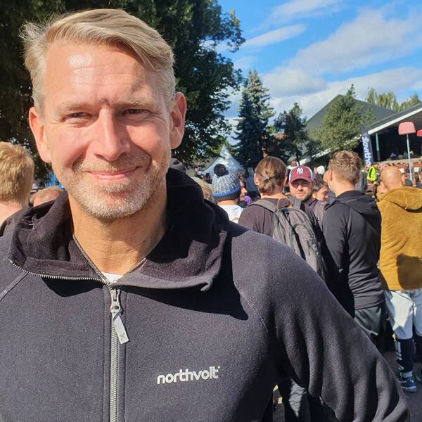 Northvolts vd Peter Carlsson på ett personalevenemang utomhus