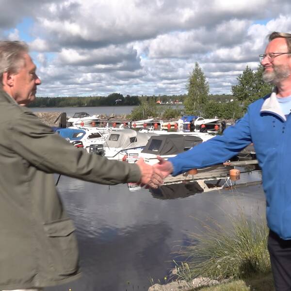 Per-Inge Olsson (MP) och Marcus Dackling (M) vid Rottnen i Hovamntorp, Lessebo kommun.