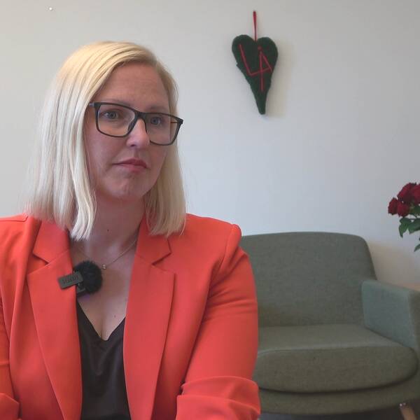 Luleås kommunalråd Carina Sammeli (S) i röd kostym