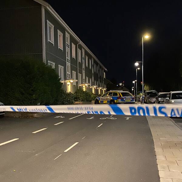 Området kring företagslokalen är avspärrad medan polisen utför utredningsarbete.