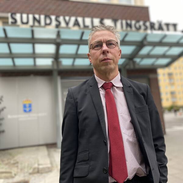 Jens Göransson, åklagare, står utanför Sundsvalls tingsrätt.