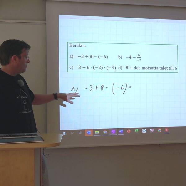 Erik Úlfsson framför en tavla i ett klassrum.
