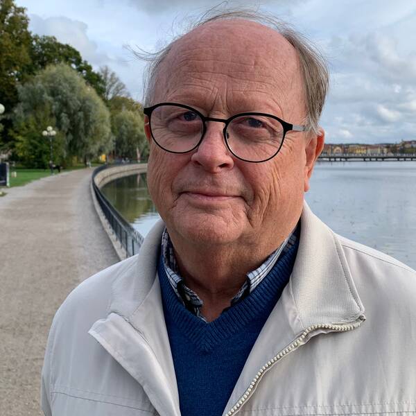 Porträttbild på Bertil Andersson (M) styrelseordförande i Kfast. Han tittar in i kameran. I bakgrunden syns Eskilstuna ån och stadsparken.