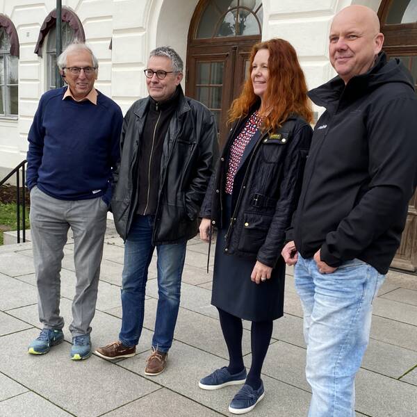 Fyra av partierna i Köpings nya kommunstyre, L, M, KD och Vanligt folk i Köping.