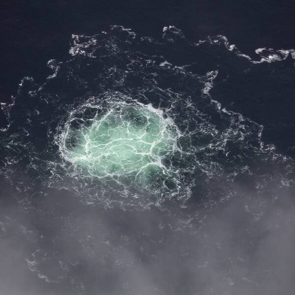 Bubblor vid ett av läckagen vid Nord Streams gasledningar i Östersjön.