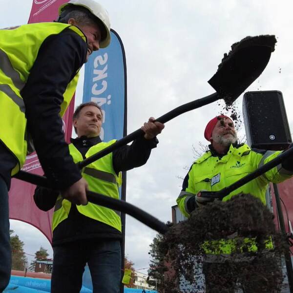 På bilden syns hur kommunalrådet Lorents Burman tillsammans med ytterligare två personer tar första spadtaget för starten av bygget av ännu fler lägenheter i Skellefteå.