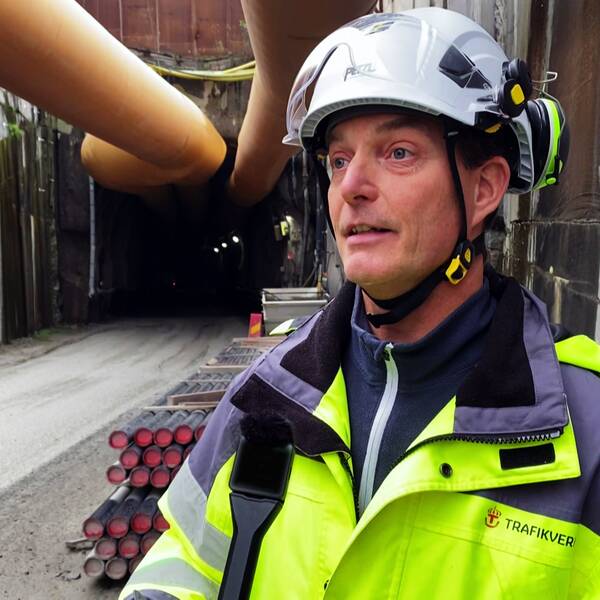 Jesper Mårtensson, ansvarig för miljö och tillstånd på Trafikverket, framför tunneln.
