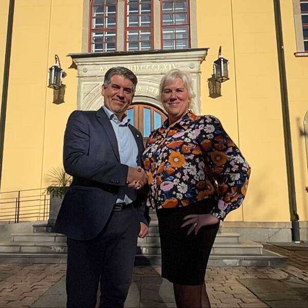 Niklas Borg (M) och Kristina Edlund (S) tar i hand – överens om att styra Linköping