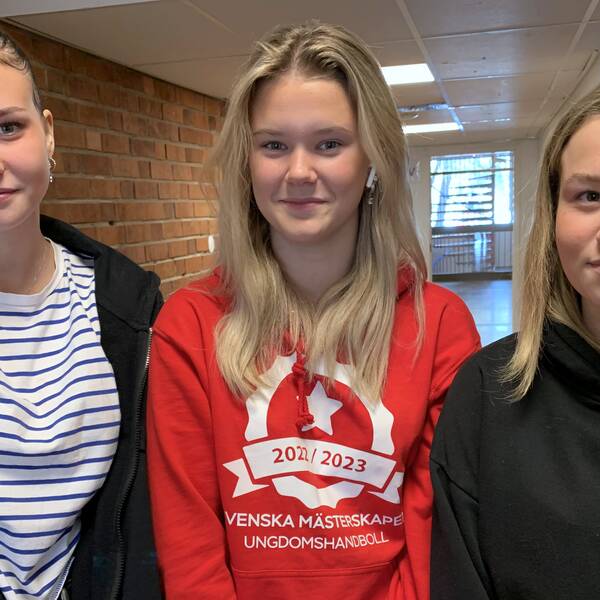 Eleverna Evelin Eldh, Lowa Haglöf och Maja Andersson i skolkorridoren
