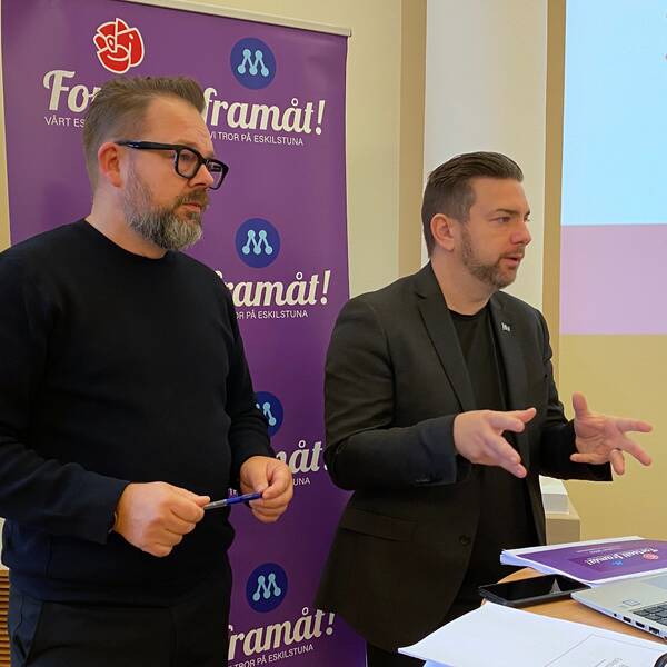 Eskilstunas kommunalråd Jari Puustinen (M) och Jimmy Jansson (S) står vid ett podie och håller presskonferens.