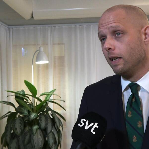 Bino Drummond framför en SVT-mikrofon