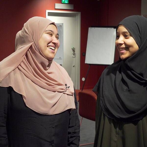 Grundarna av Dyamo Safae Berrahmoune och Hiba Adem kollar på varandra och skrattar.