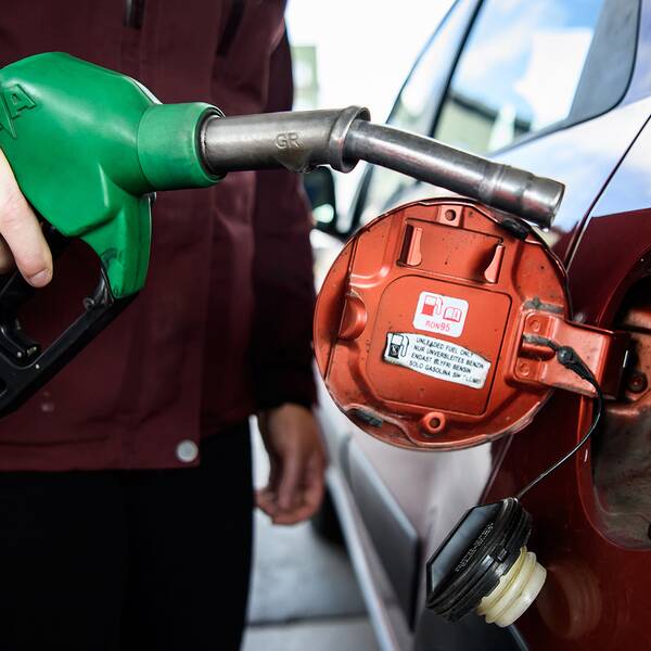 Regeringen och SD föreslår sänkt bensin och dieselskatt SVT Nyheter