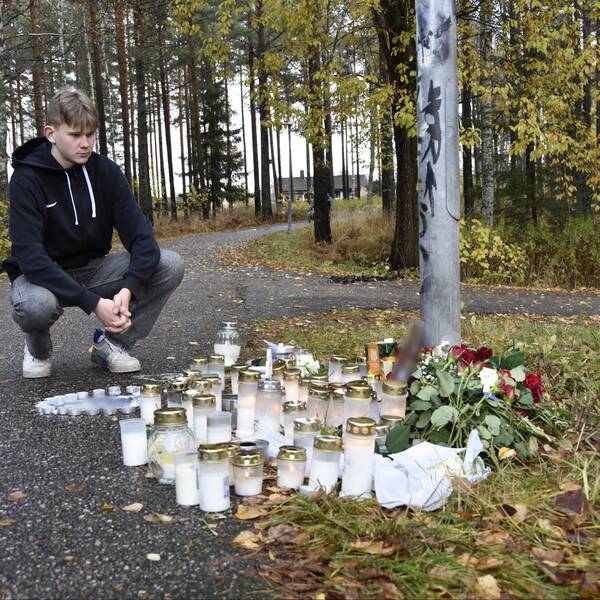 Kompisen Noel Tollbrant framför ljus och blommor som har lämnats på platsen där 16-åringen hittades död.