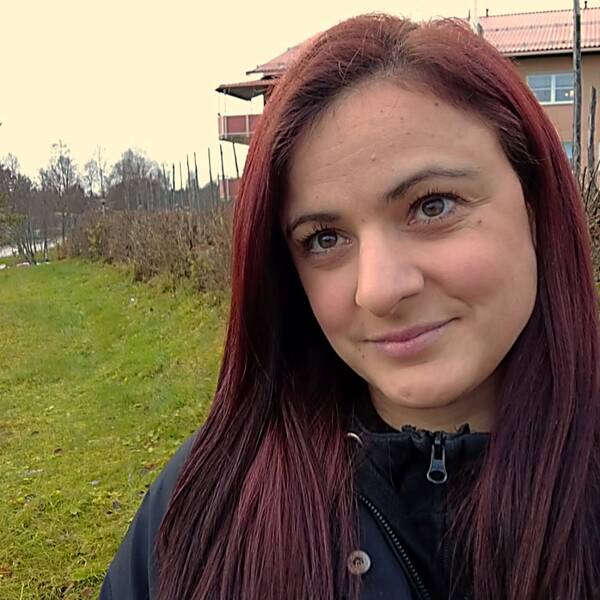 Sverigedemokraternas riksdagsledamot Sara Gille intervjuas av SVT i Dorotea kommun, där hon är bosatt. Hon är iklädd mörk höstjacka. I bakgrunden syns bebyggelse.