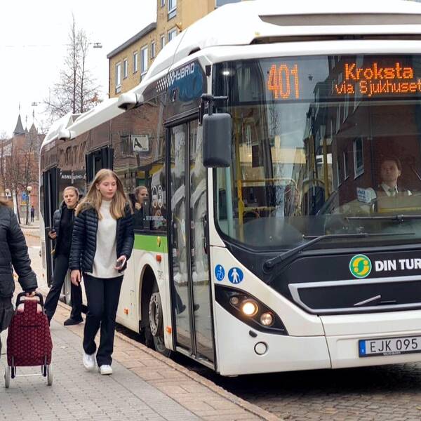 Resenärer kliver av en stadsbuss i centrala Örnsköldsvik.
