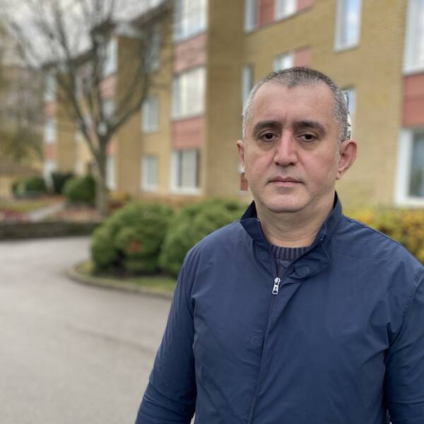 Föräldern Bamo Ali Hussein utomhus i området där det skedde en skottlossning.