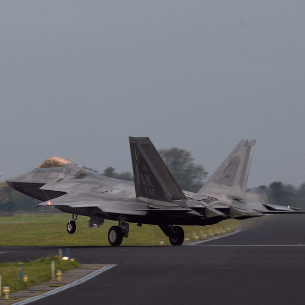 Amerikanskt F-22 Raptor stridflygplan deltar i Natos kärnvapenövning Steadfast Noon vid flygbasen Leeuwarden i Nederländerna.