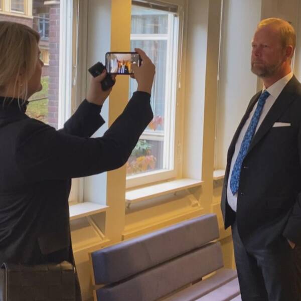 Till vänster i bild syns en kvinna som tar en bild på Daniel Nordfjell som står till höger.