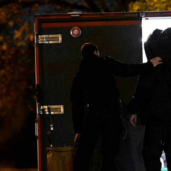 Tekniker från polisens nationella bombskydd på plats i en lastbil.