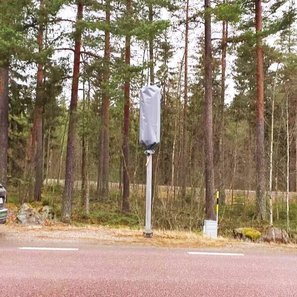 Bilden visar en trafiksäkerhetskamera med en plastpåse.