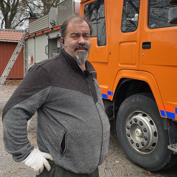 Jarmo Koskela från Kolbäck med brandbil som han ska donera till räddningstjänsten i Ukraina.