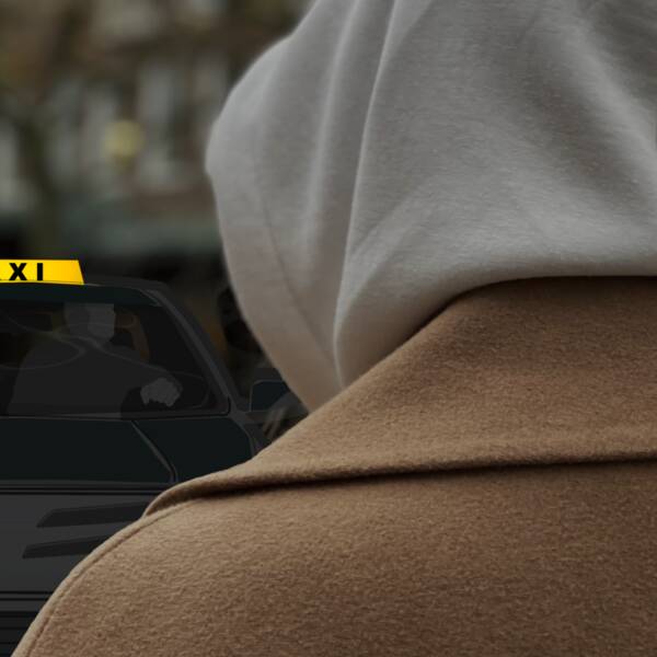 Anonym kvinna står med ryggen mot kameran iklädd huvtröja, framför en illustration av en taxibil.