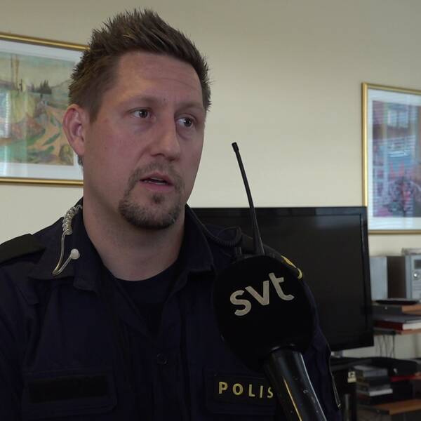 Bild på polisen Joakim Kristiansen när han står i ett rum, iklädd polisuniform, när han berättar om det ökade drogmissbruket i Värmland. 