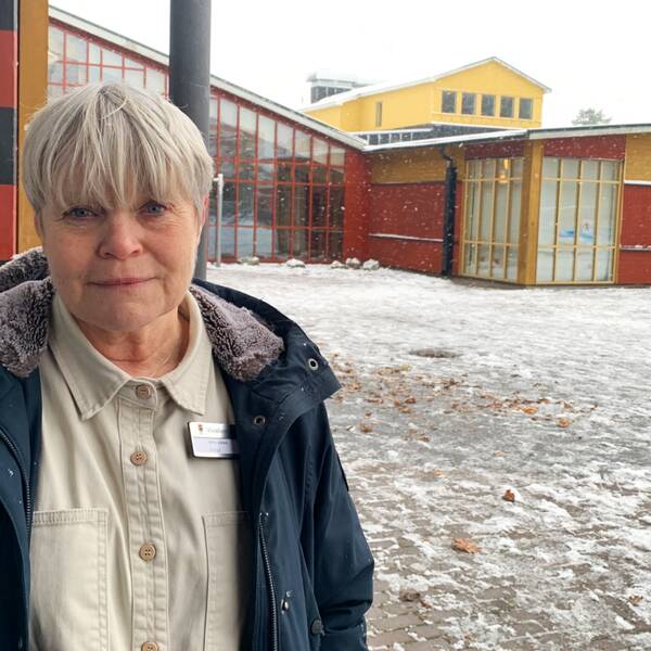 Vivallaskolan Lena Sörbö utomhos i vintirig skolgårdsmiljö