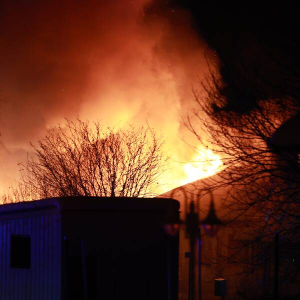 En byggnad i Vallentuna, Stockholm, brinner för fullt natten mot lördag.