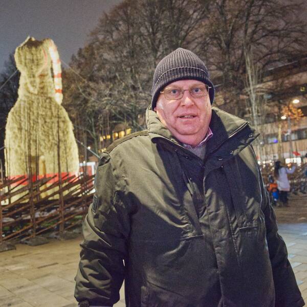 Åklagare Micael Dahlberg framför Gävlebocken på Rådhustorget.