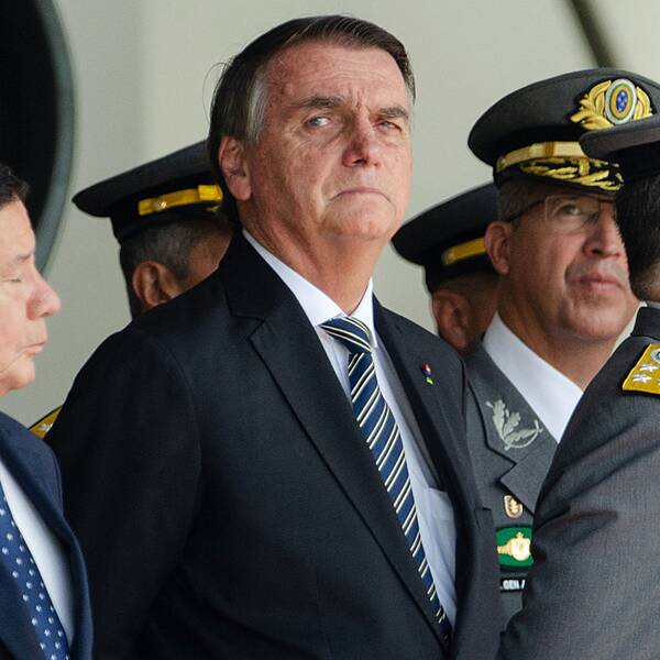 Brasiliens president Jair Bolsonaro närvarade vid en examensceremoni för kadetter vid Agulhas Negras Military Academy i Resende i delstaten Rio de Janeiro, Brasilien under lördagen. På bilden står han vid några militärmän.