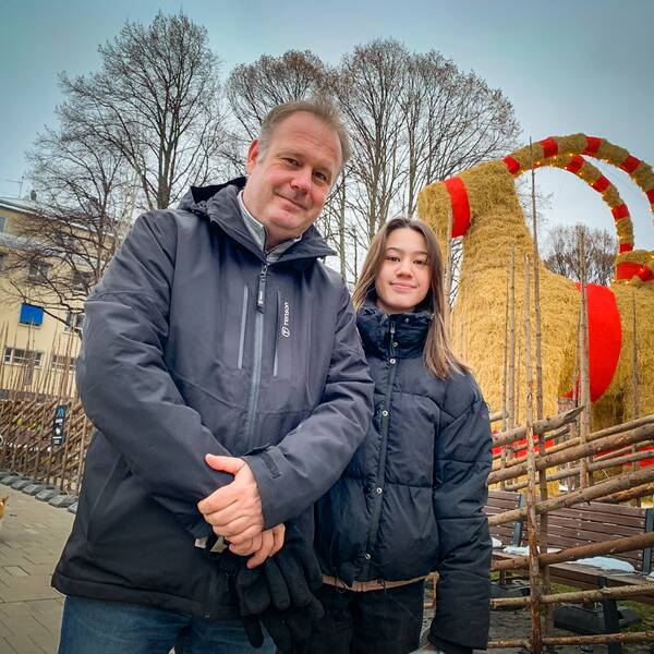 Håkan och Emma Larsson från Sollentuna framför bocken som de besöker varje första advent.