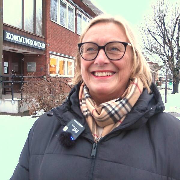 Kommunalrådet Elisabet Hagström (C) framför kommunhuset i Österbymo