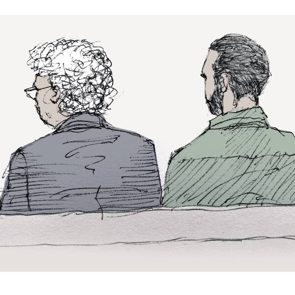 De två bröderna nekar till anklagelserna om spioneri. Teckningen porträtterar den yngre brodern tillsammans med sin försvarsadvokat Björn Sandin.