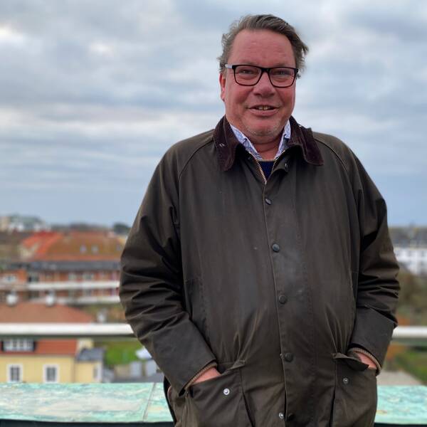 Kommunstyrelsens ordförande i Höganäs Peter Schölander (M) står på en takterrass på stadshuset i Höganäs.