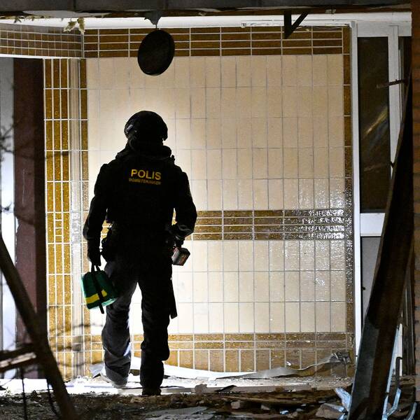 Polisen på plats i Rosengård i Malmö efter en explosion i ett trapphus.