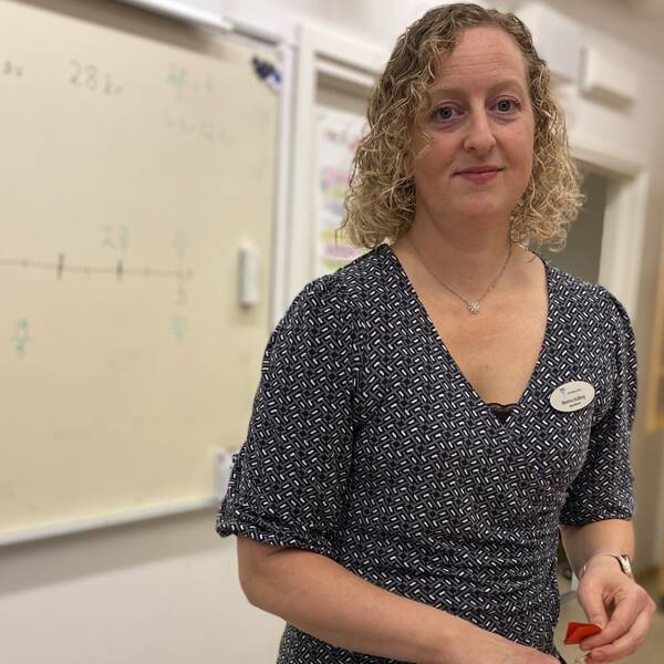 Specialläraren Martina Kulläng i klassrum med matematik på Pettersbergsskolan i Västerås. 